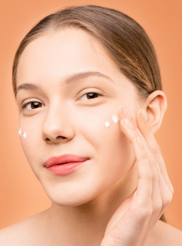 Rostro femenino utilizando un cosmético